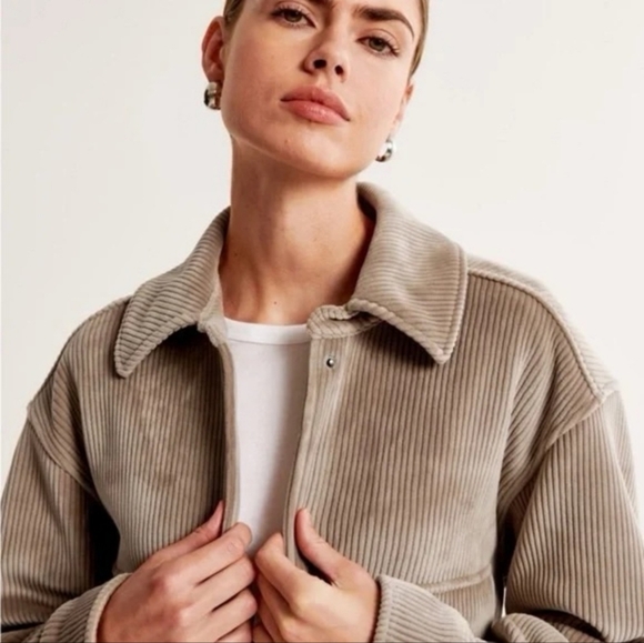 EUC Abercrombie & Fitch Women's Cropped Corduroy Velour Shirt Jacket Tan Size M - Picture 3 of 10